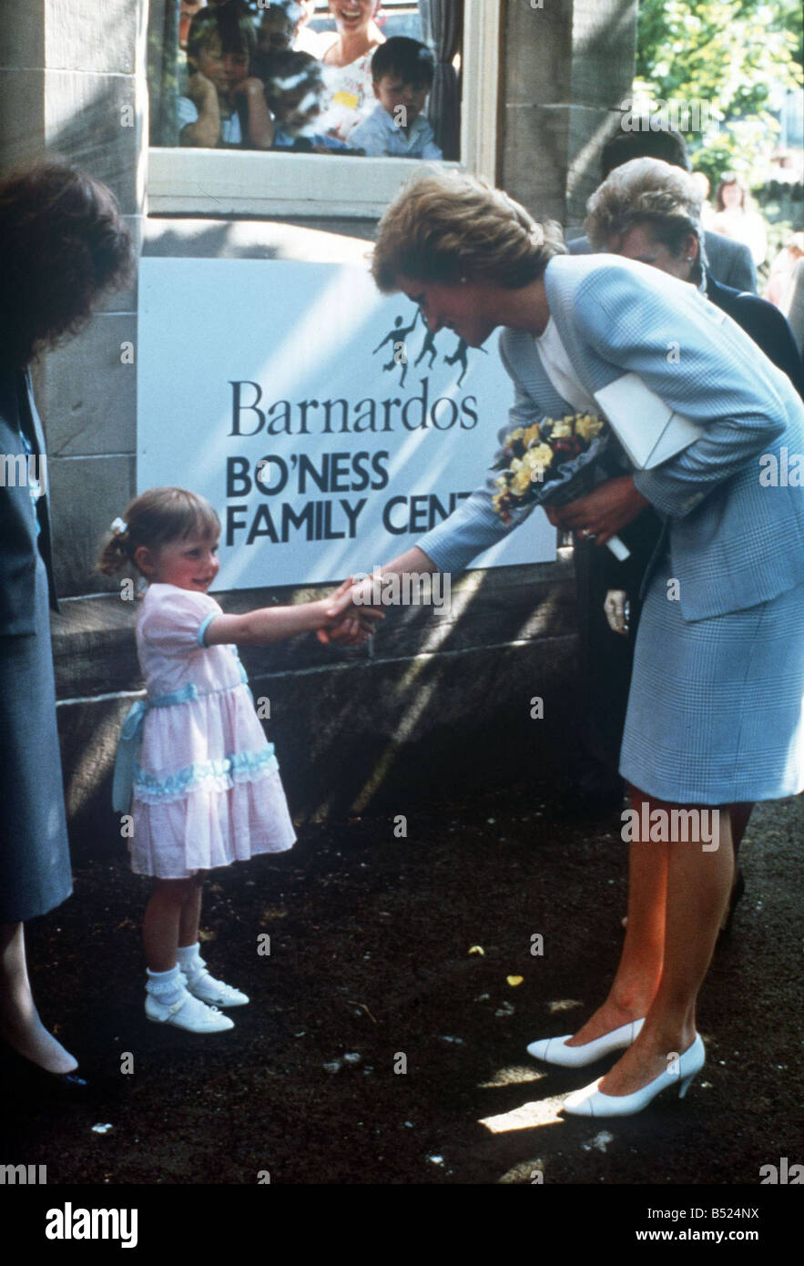 La principessa Diana maggio 1989 la principessa di Galles visite Barnados Dr a Barrow in Furness West Lothian Scozia vanityfair0507 Foto Stock