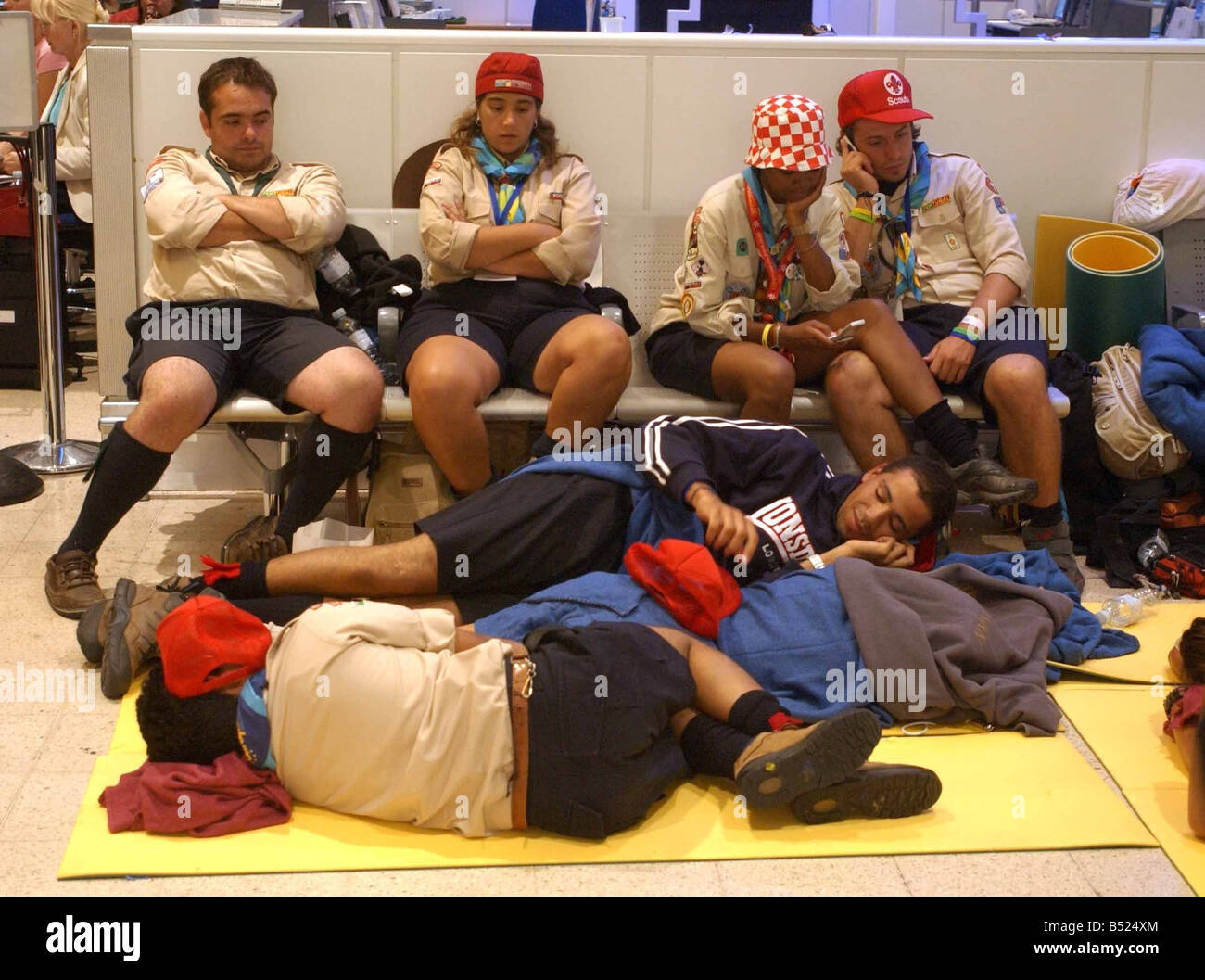 Portugese scout lungo il tragitto a Lisbona sono catturati in volo il caos a Heathrow Terminal 1 durante le proteste del personale dopo il controverso licenziamenti all'aeroporto Agosto 2005 Foto Stock
