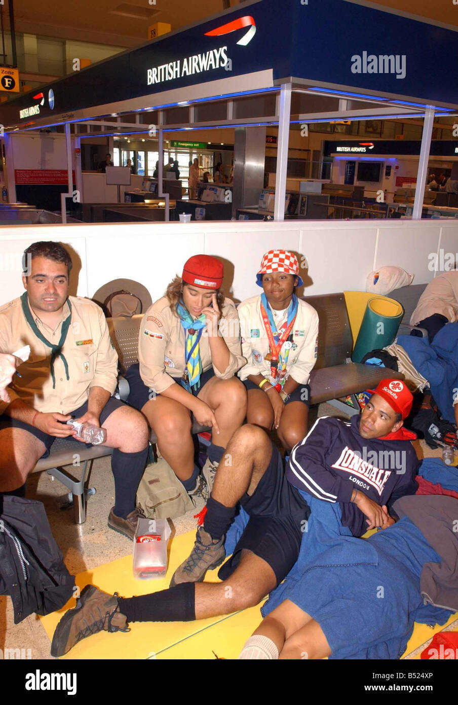 Portugese scout lungo il tragitto a Lisbona sono catturati in volo il caos a Heathrow Terminal 1 durante le proteste del personale dopo il controverso licenziamenti all'aeroporto Agosto 2005 Foto Stock