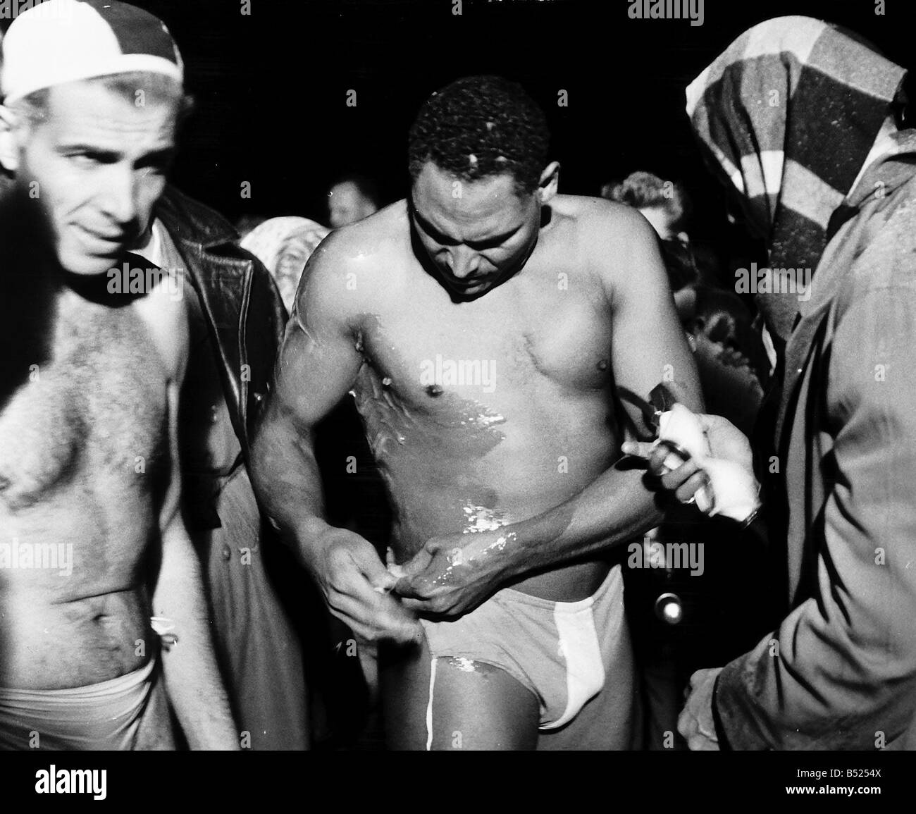 Canale Inglese nuotatori di mettere del grasso sulla preparazione per Butlin internazionale canale trasversale nuotare a Cap Gris Nez Foto Stock