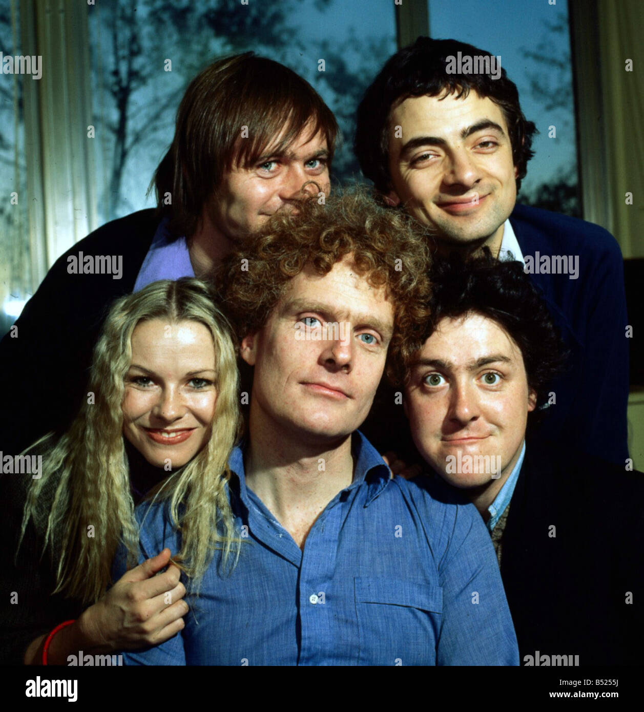 Sean Hardie con gruppo di attori comici Novembre 1980 Rowan Atkinson Pamela Stephenson Griff Rhys Jones Foto Stock