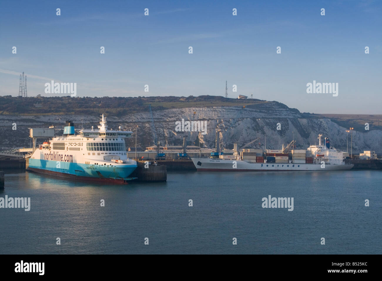 I traghetti nel porto di Dover Foto Stock