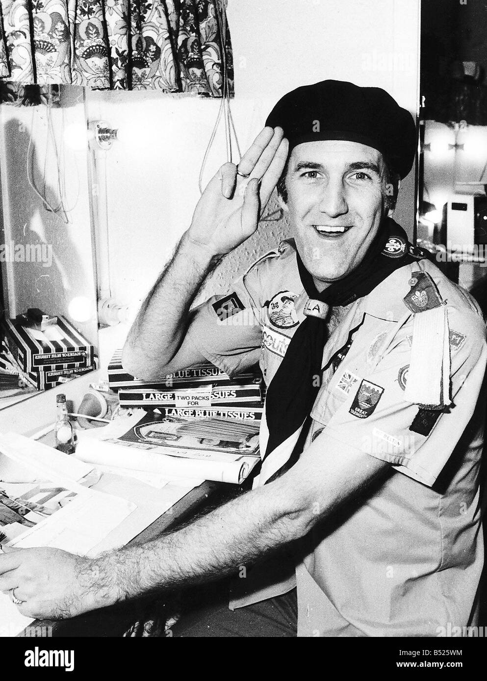 Il comico Russ Abott in Bradford indossano uniformi scout Foto Stock