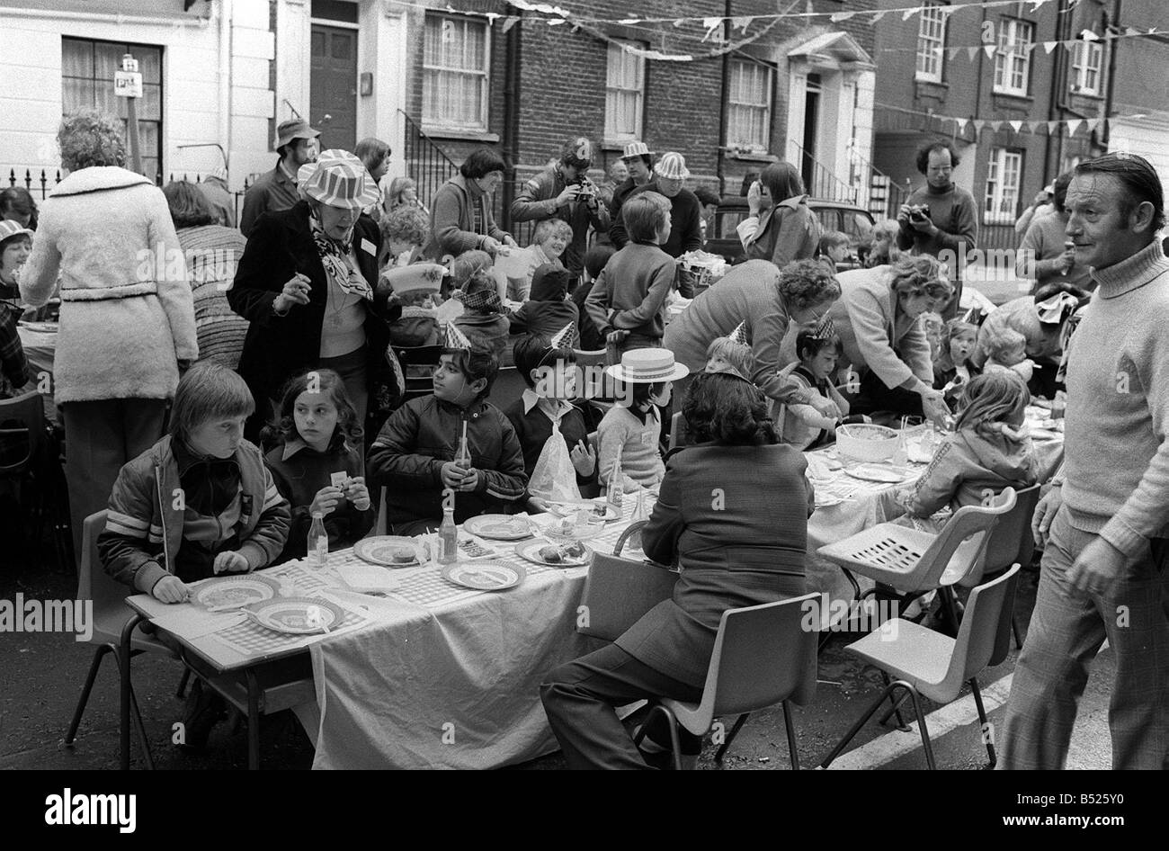 Queen Elizabeth Silver Jubilee Street Party celebrazioni Giugno 77 Silver Jubilee Street party in Balcombe Street London bambini Foto Stock