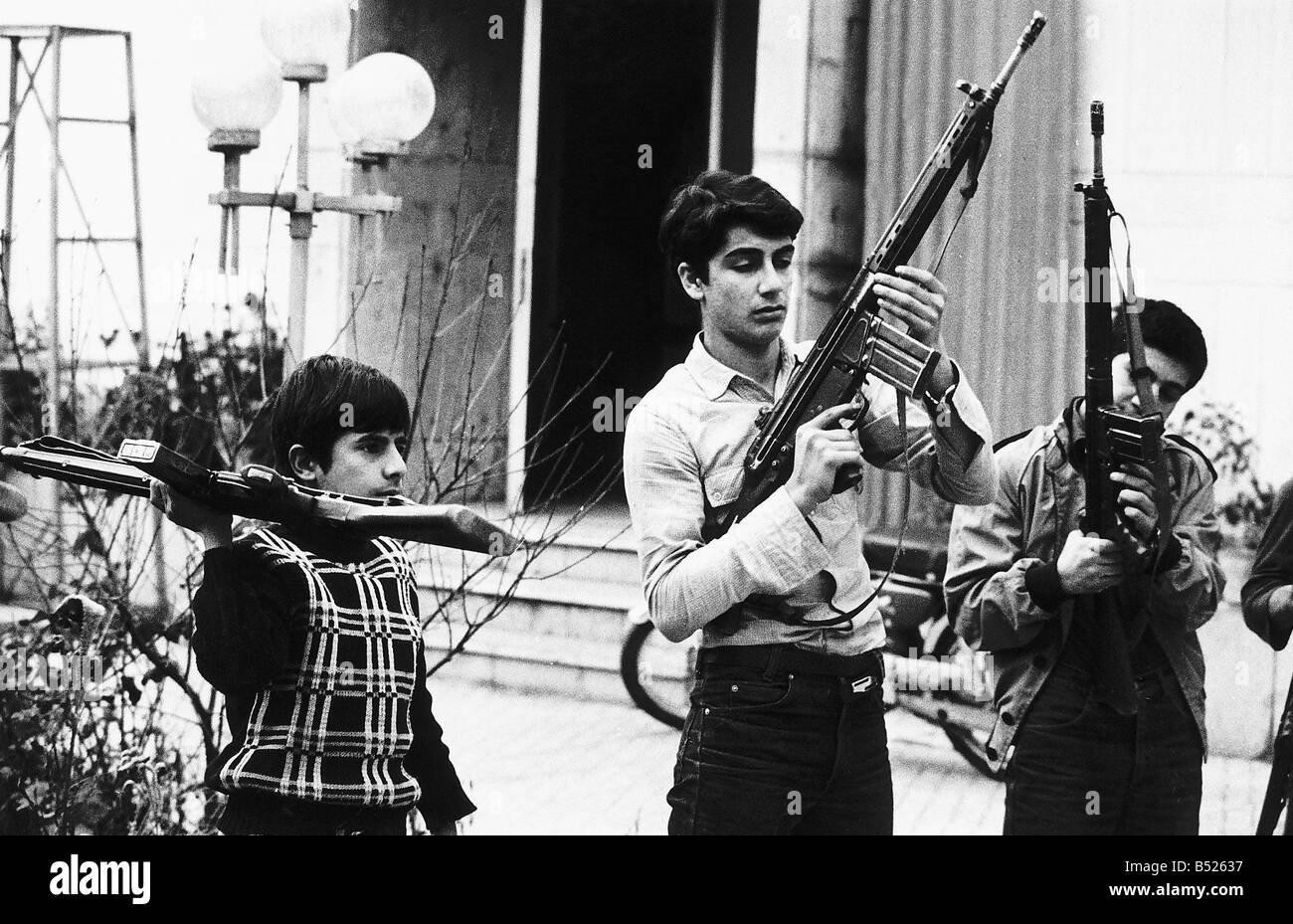 Irans Boy Scout alcuni invecchiato soltanto dodici si insegna ad utilizzare il tedesco realizzato G3 fucili a canna rigata e israeliano UZI atomatics Foto Stock