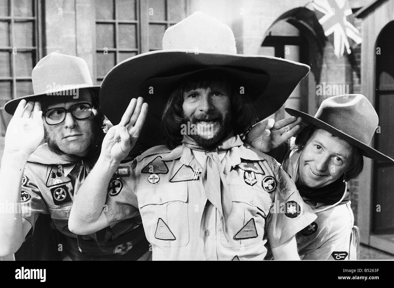 Il goodies Bill Oddie Tim Brooke Taylor Graeme Garden indossano uniformi scout Foto Stock