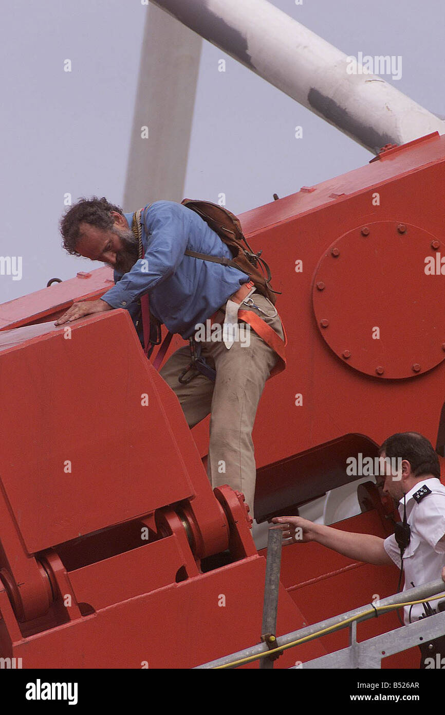 British Airways London Eye Millennium Wheel Agosto 2000 Dave Rowlinson dal Galles che sono saliti fino al London Eye ruota questa mattina per protestare contro il decimo anniversario delle sanzioni contro l' Iraq La foto mostra Dave Rowlinson sulla sua strada verso il basso Foto Stock