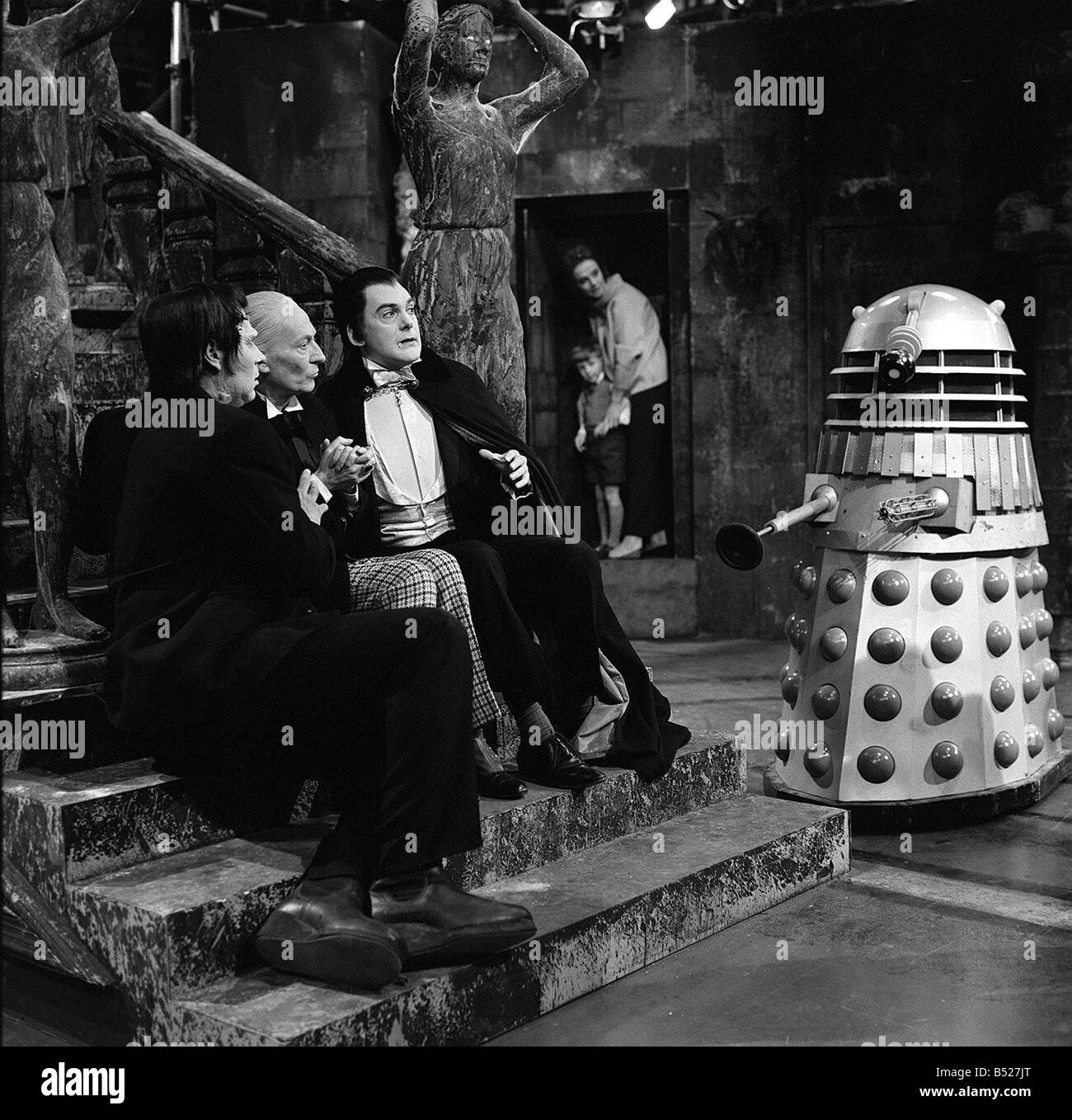 Programma televisivo Dr Who maggio 1965 una scena dalla serie TV con William Hartnell come Dr che John Maxim come Frankenstein Malcolm Rogers come conte Dracula e Jacqueline Hill come Barbara Foto Stock