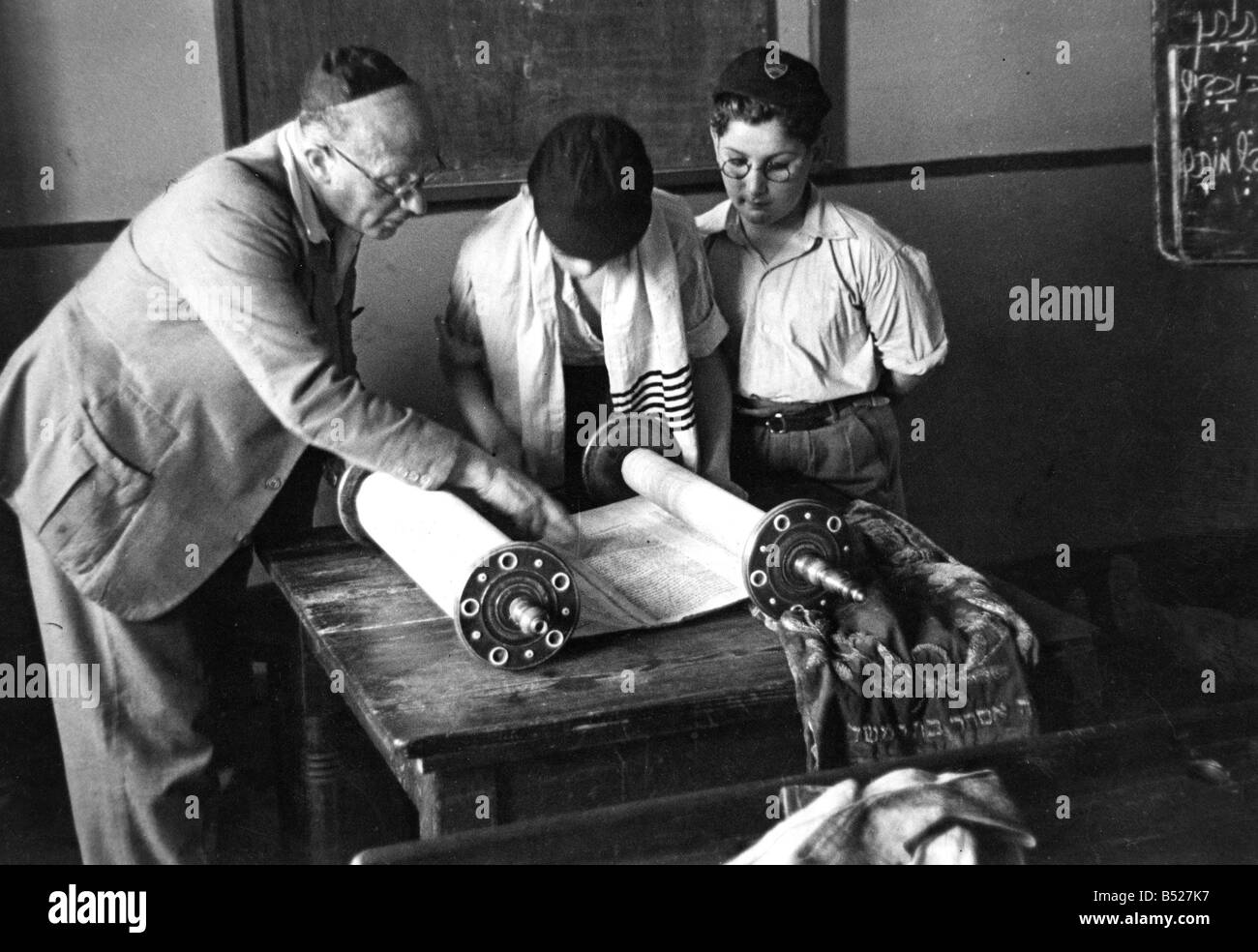 Preparazione per il loro Bar-mitzvà, due ragazzi frequentano la Whitechapel Talmud Torah scuola dove essi studio della Torah o lo scorrimento della legge.;Circa 1947 Foto Stock