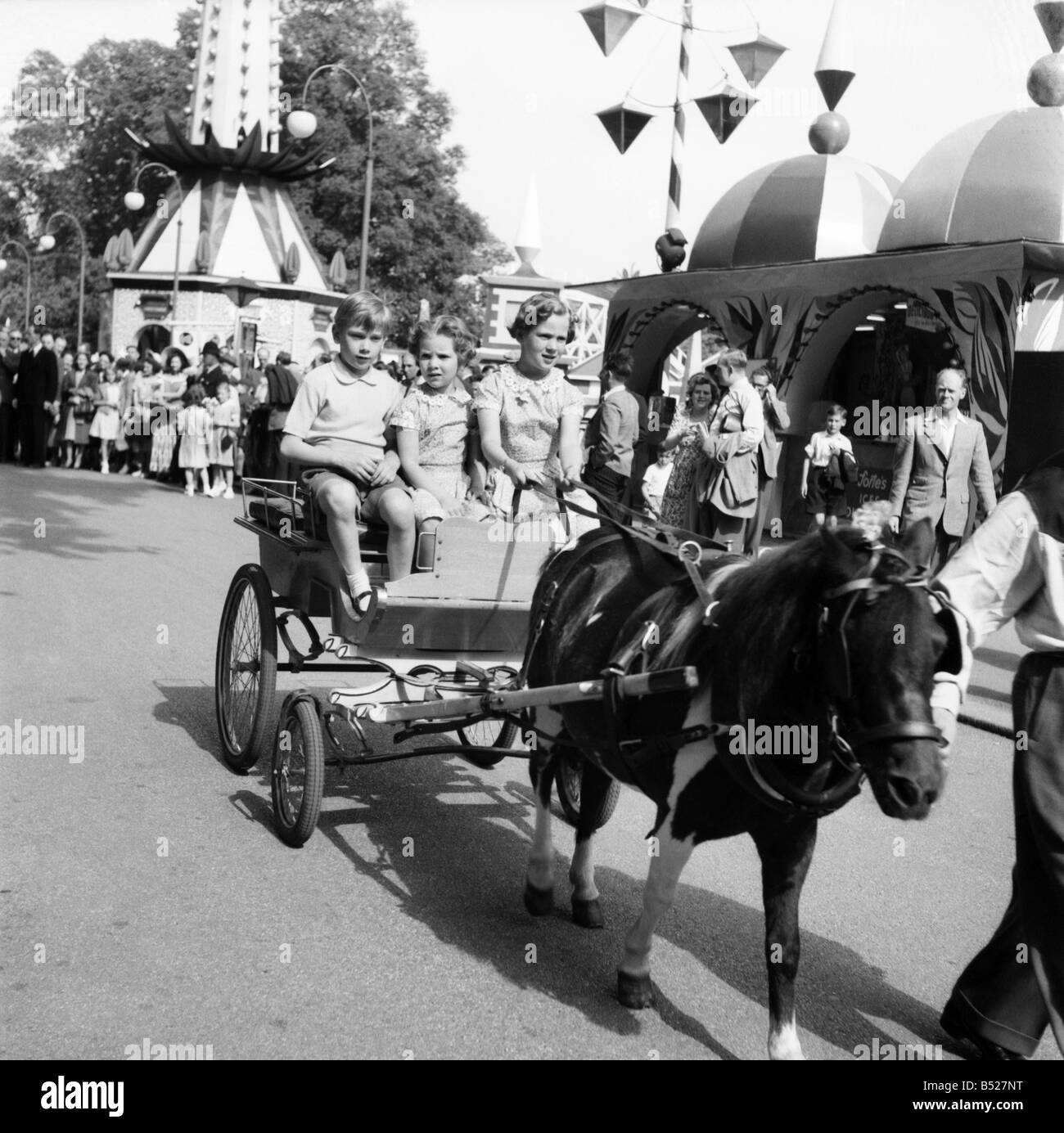 Principesse danese Benedicte e anne-marie con la signorina Mary a nord e il Principe Richard di Gloucester, Battersea Pleasure Gardens. Foto Stock