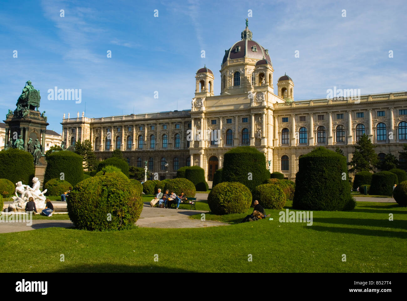 Maria Theresien Platz giardino nella parte anteriore del Kunsthistoriches Museum Art Museum nel centro di Vienna Austria Europa Foto Stock
