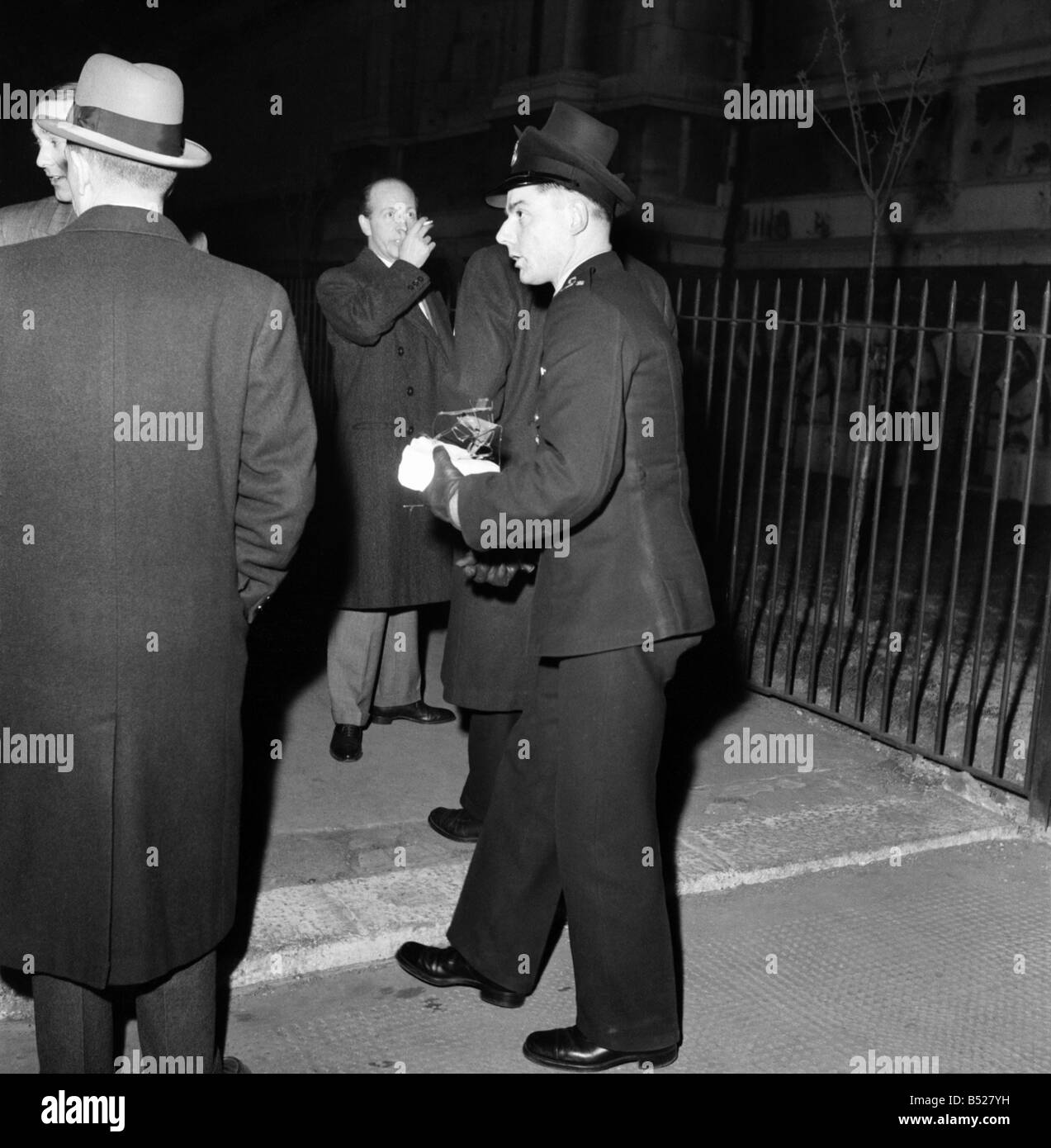 Poliziotto detiene fracassato statua alla Tate Gallery di Londra. Marzo 1953 D1346 Foto Stock