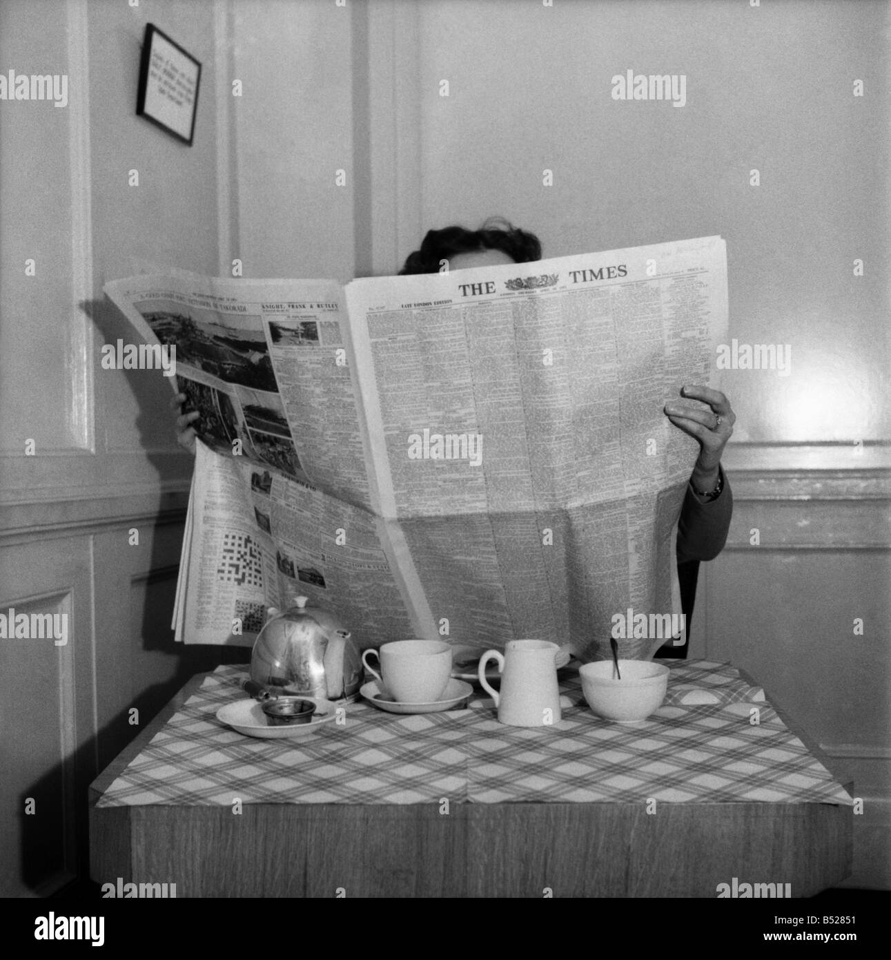 Uomo che legge il giornale di tempi. Aprile 1953 D1955 Foto Stock