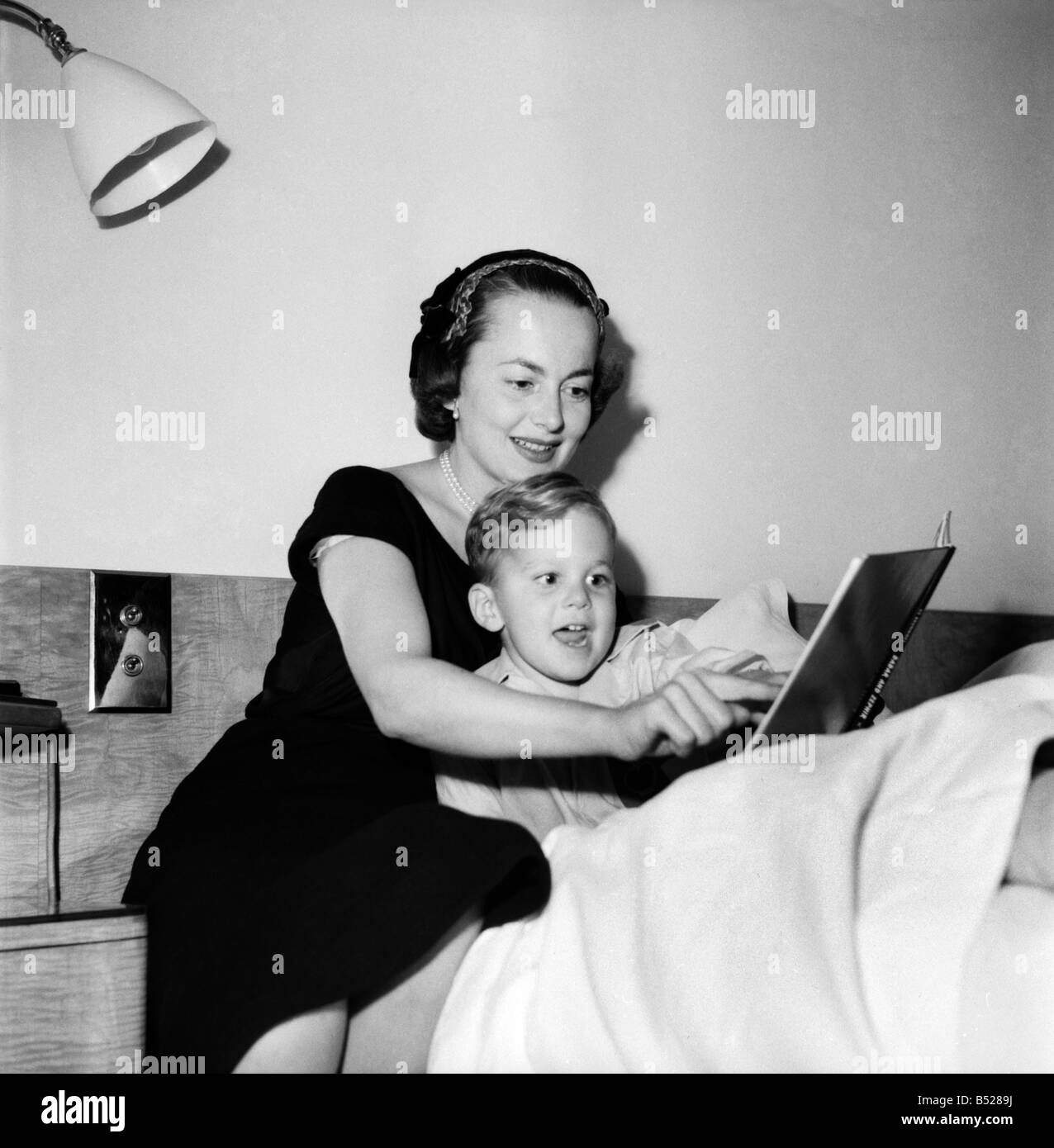 Olivia de Havilland visto qui con suo figlio. Maggio 1953 D2326-003 Foto Stock