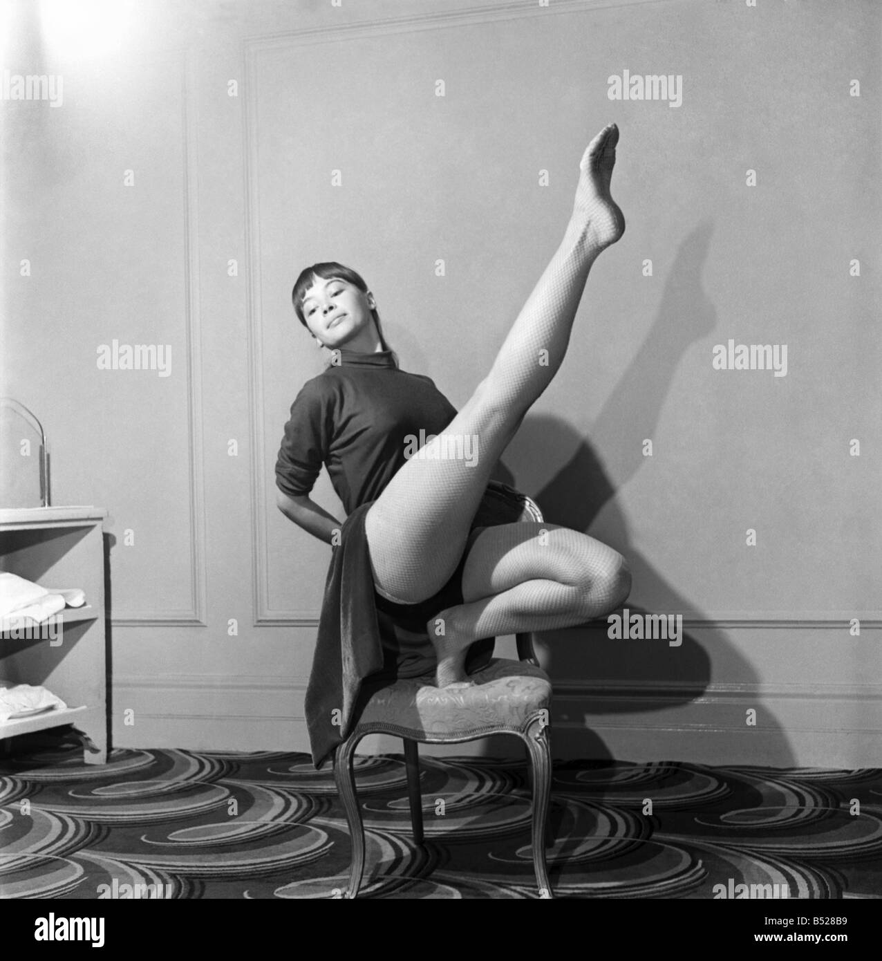 21 anni ballerino francese Leslic Caron chi è rehesrsing la sua danza sedia per questa sera spettacolo TV Topper circa ton tenutosi presso il Trocadero. Lei prima ha fatto questa danza nella foto 'americana a Parigi' con Gene Kelly. Ella chiede un ballo di Blues. D2422 Foto Stock