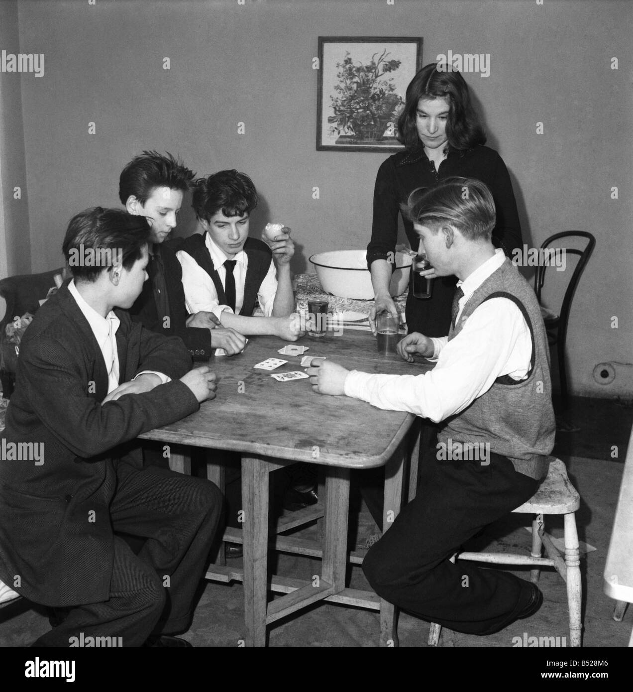 Festa dei bambini data da M. R. afferrando. &#13;&#10;i bambini a tavola giocando a carte&#13;&#10;Gennaio 1953 &#13;&#10;D514-012 Foto Stock
