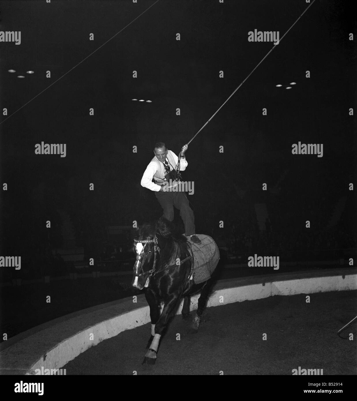 Brian Johstone rendendo un broadcast per "In città stasera' sul dorso di un cavallo da circo a Harringay. Dicembre 1949 O22054 Foto Stock