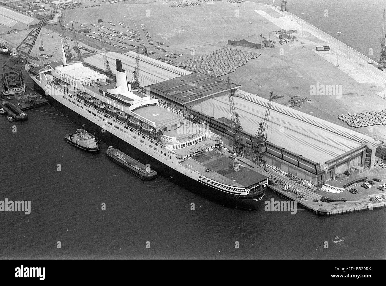 Navi Spedizioni Queen Elizabeth II Maggio 1982 QE2 a Southampton Arial View Foto Stock