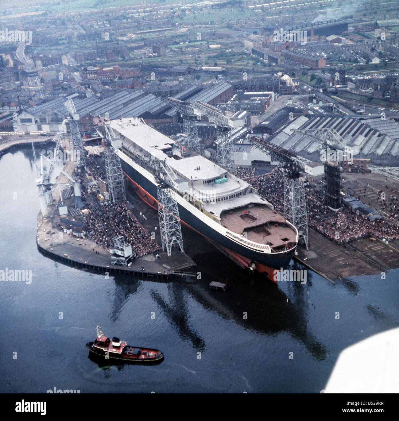 Navi Spedizioni Queen Elizabeth II Settembre 1967 Folla si riuniscono come il QE2 viene lanciato a Clydebank Foto Stock