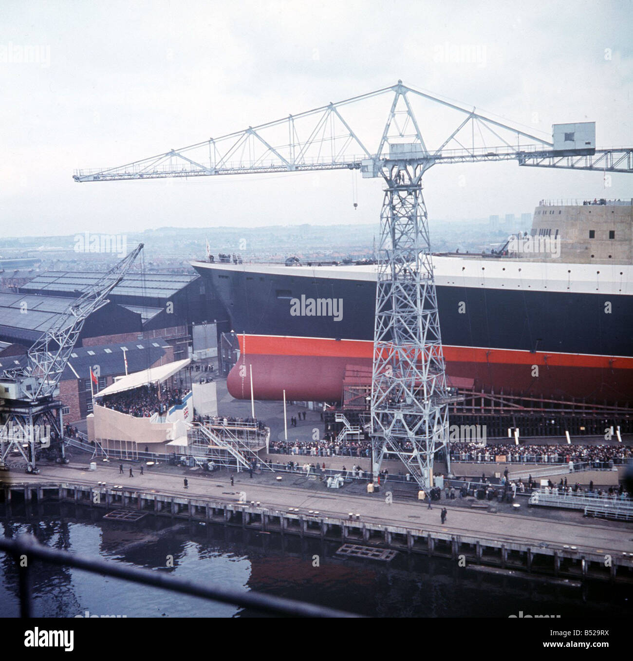 Navi Spedizioni Queen Elizabeth II Settembre 1967 Folla si riuniscono come il QE2 viene lanciato a Clydebank Foto Stock