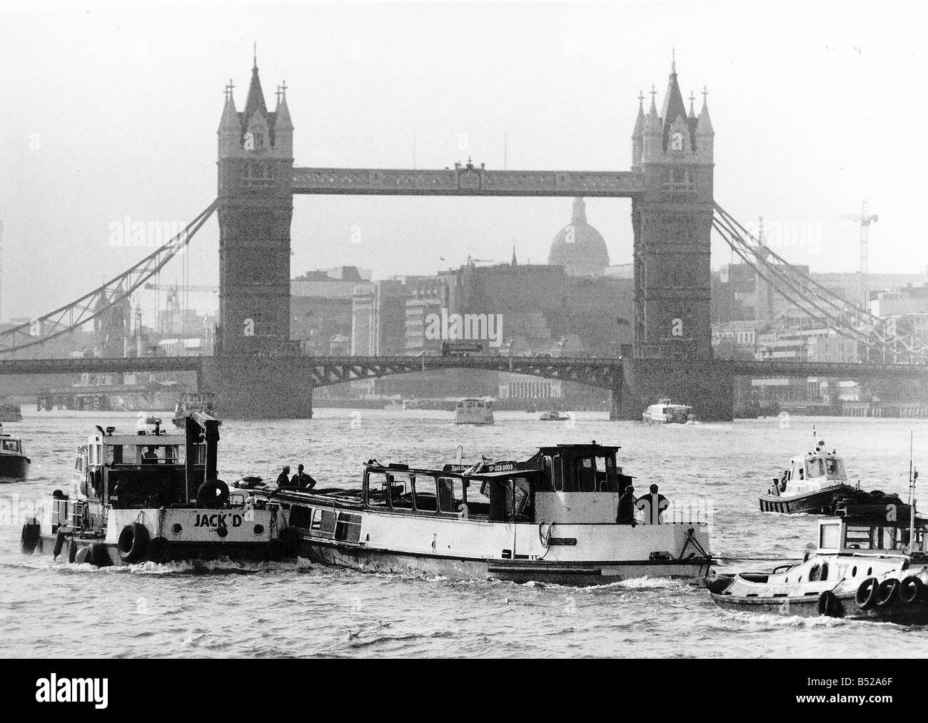 Un rimorchiatore stoppa torna il relitto della Marchesa di Greenwich il 20 agosto 1989 la ghiaia draga BOWBELLE entra in collisione con la nave il piacere della marchesa come risultato della collisione 51 persone hanno perso la loro vita Foto Stock