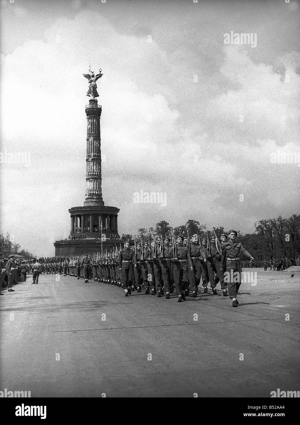 Esercito britannico dai soldati durante una parata a 200 ft assedi Saule Colonna della Vittoria a Berlino in cui l'Unione jack flas è stata sollevata alla fine della Seconda Guerra Mondiale Luglio 1945 Foto Stock