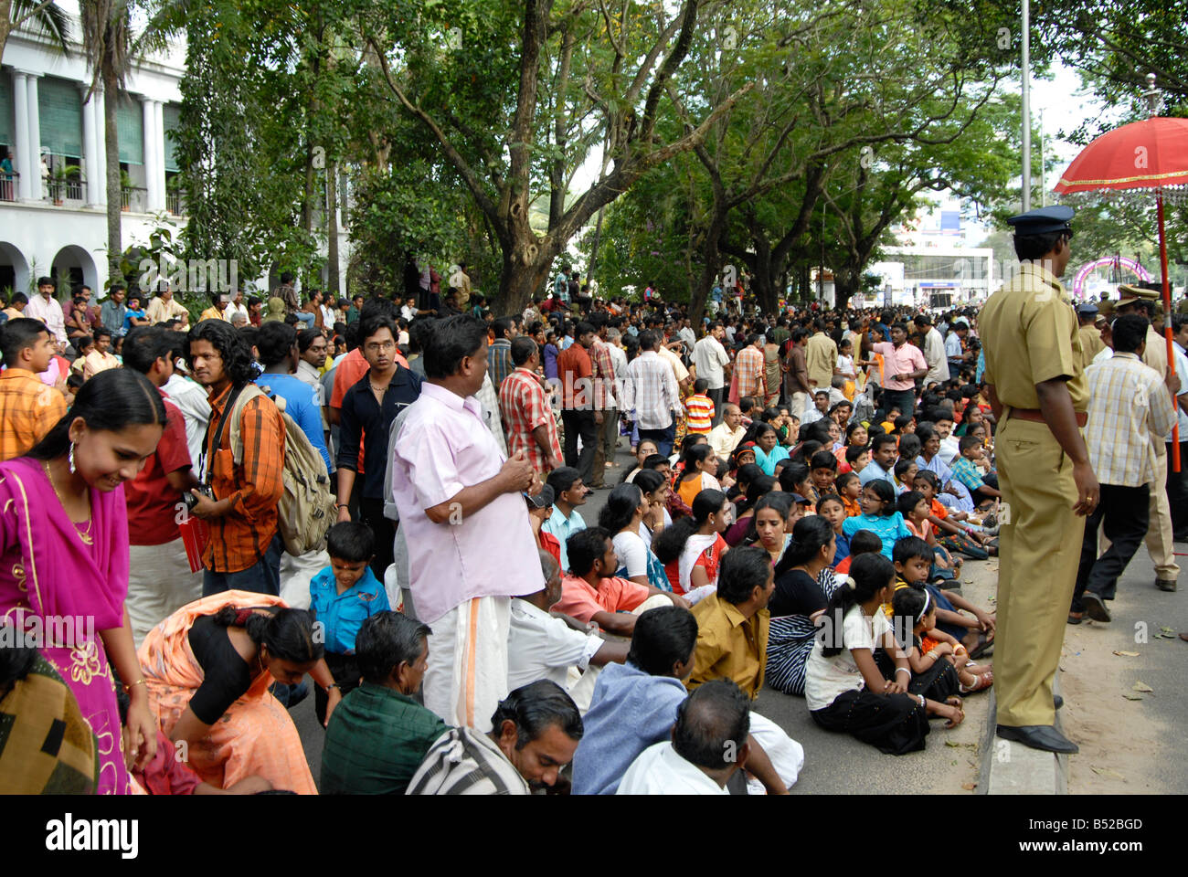 Persone raccolte sul lato strada per guardare onam festival in Kerala, India Foto Stock