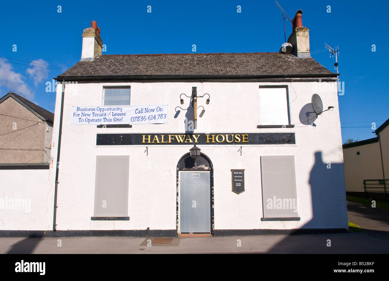 Halfway House pub windows e lo sportello anteriore intavolato con persiane in acciaio e stai cercando un nuovo inquilino UK Foto Stock