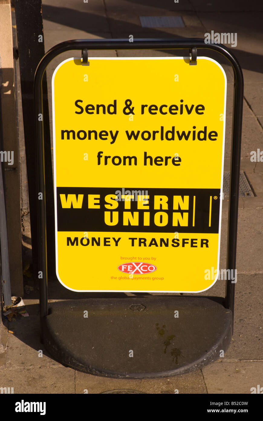 Trasferimento di denaro di Western Union segno,inviare e ricevere denaro in tutto il mondo in uk high street Foto Stock