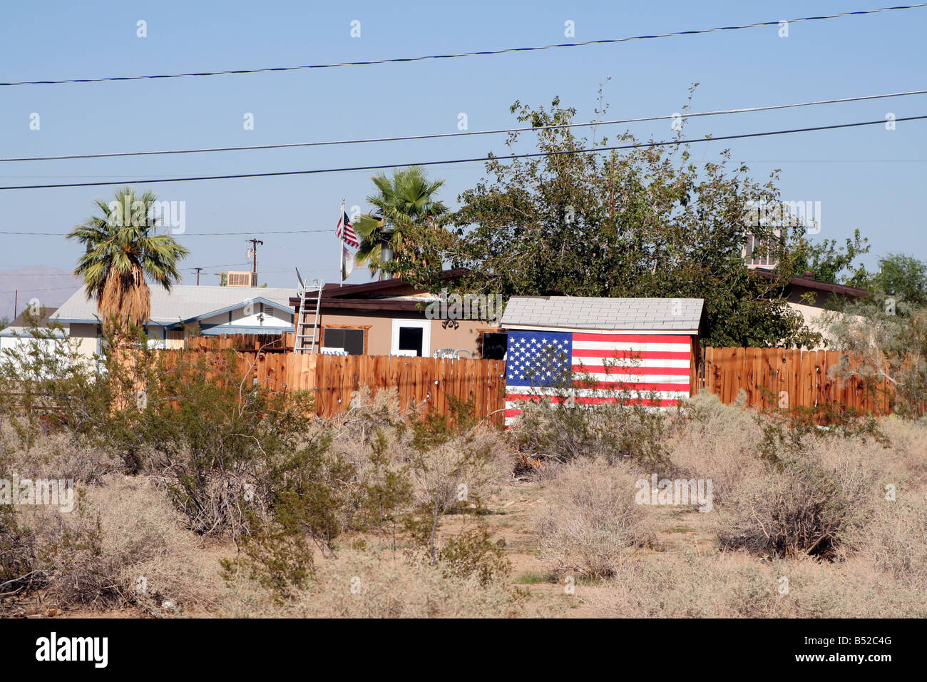 Bandiera americana a casa a ventinove Palms, San Bernardino County, California, Stati Uniti d'America Foto Stock