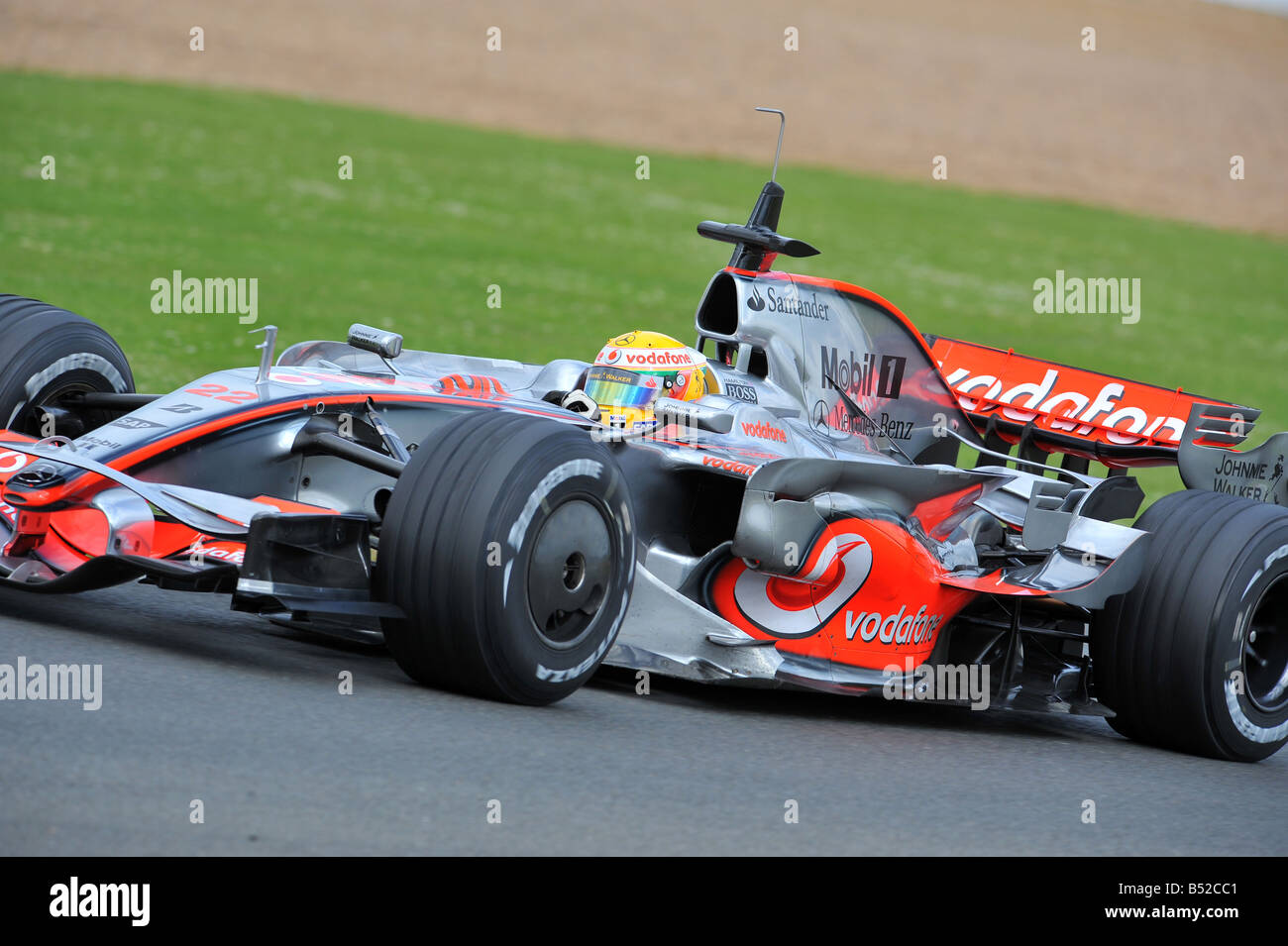 Lewis Hamilton alla guida della sua McLaren-Mercedes Forumla One Racing auto durante una sessione di prove a Silverstone circuito di gara Foto Stock