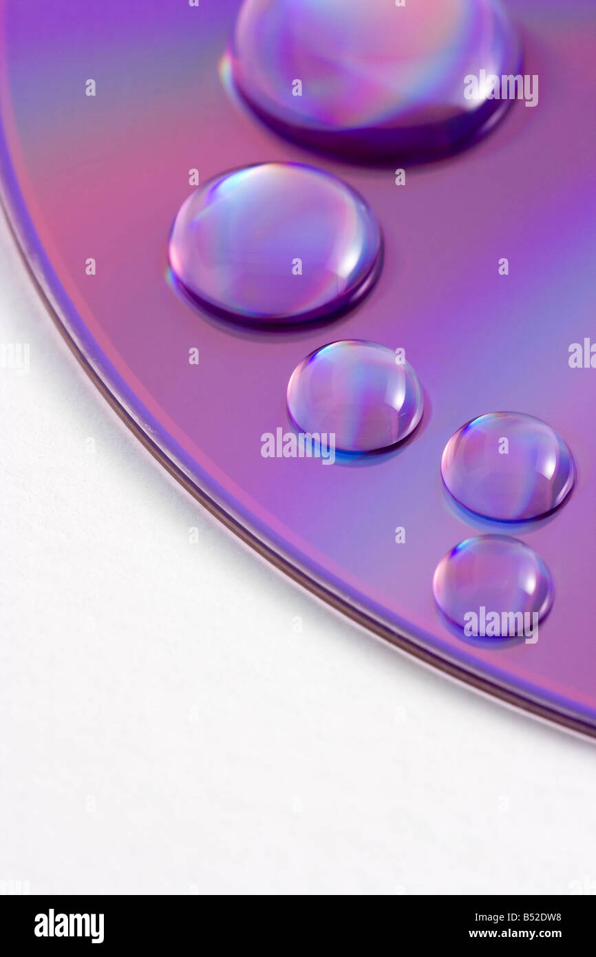 Macro shot di gocce d'acqua su un DVD Foto Stock