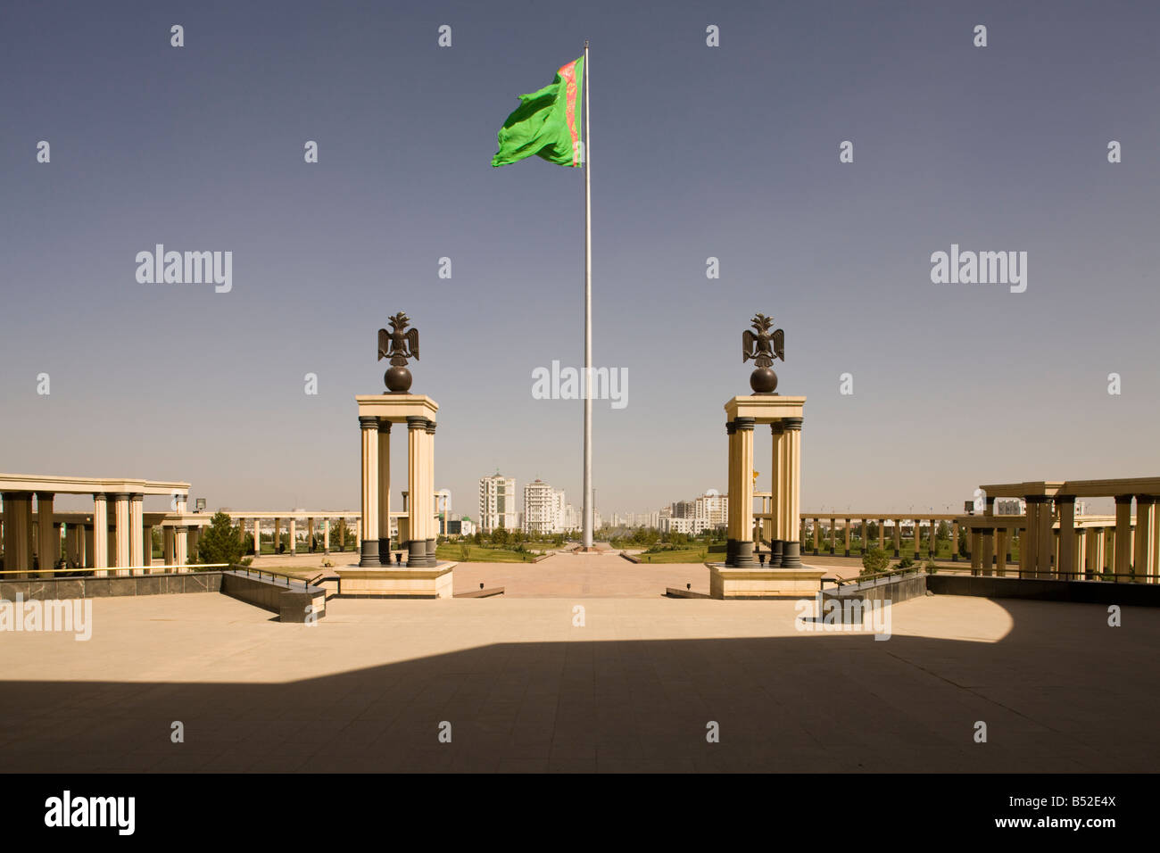 Vista dal Museo Nazionale verso la città, Aşgabat, Turkmenistan, mostrando la ex più alte del mondo pennone Foto Stock