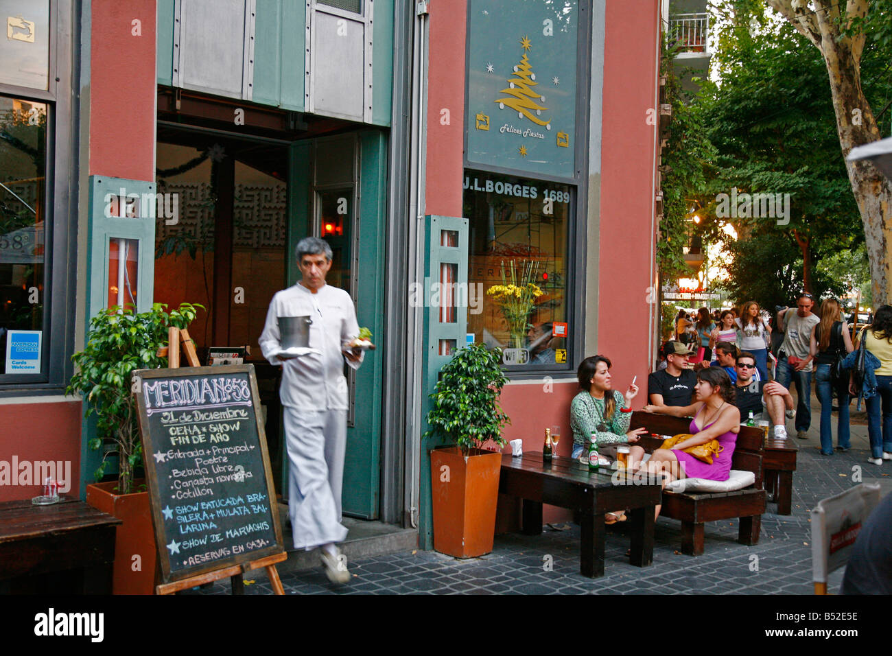 La gente seduta al di fuori il meridiano 58 ristorante nella zona alla moda di Palermo Viejo noto come Soho Buenos Aires Argentina Foto Stock