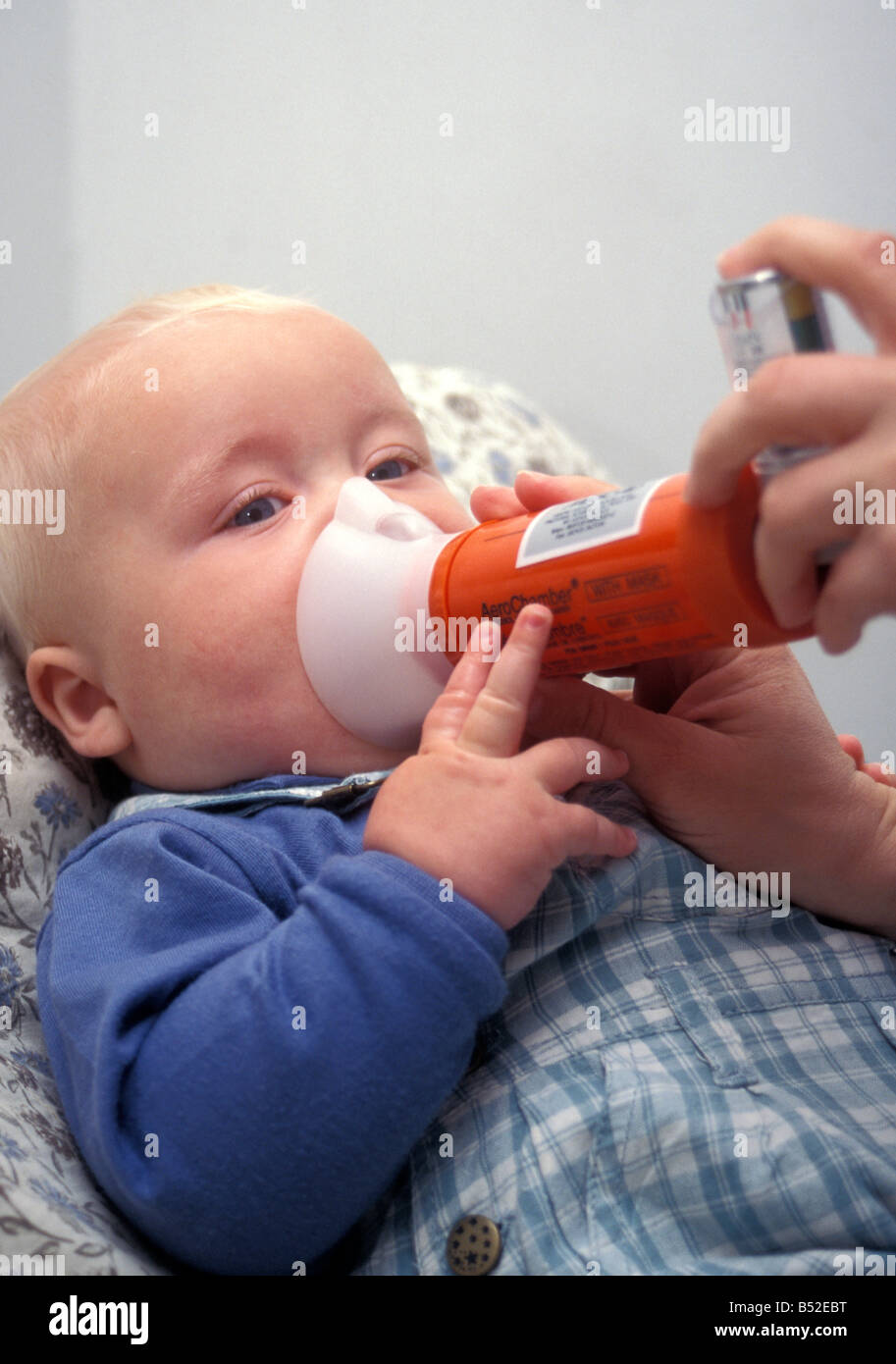 Piccolo bambino su ampolla per l'asma Foto Stock