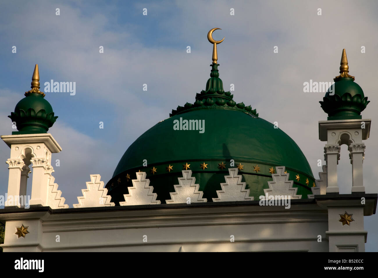 Cupola mezzaluna minareti Shah Jahan Moschea Woking Surrey in Inghilterra Foto Stock