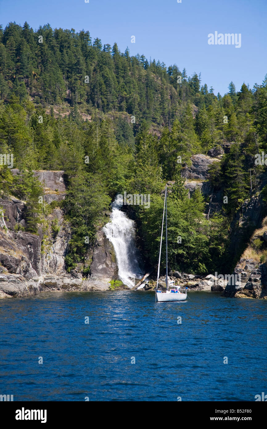 Cascata braccio Teakearne desolazione il suono della Columbia britannica in Canada Foto Stock