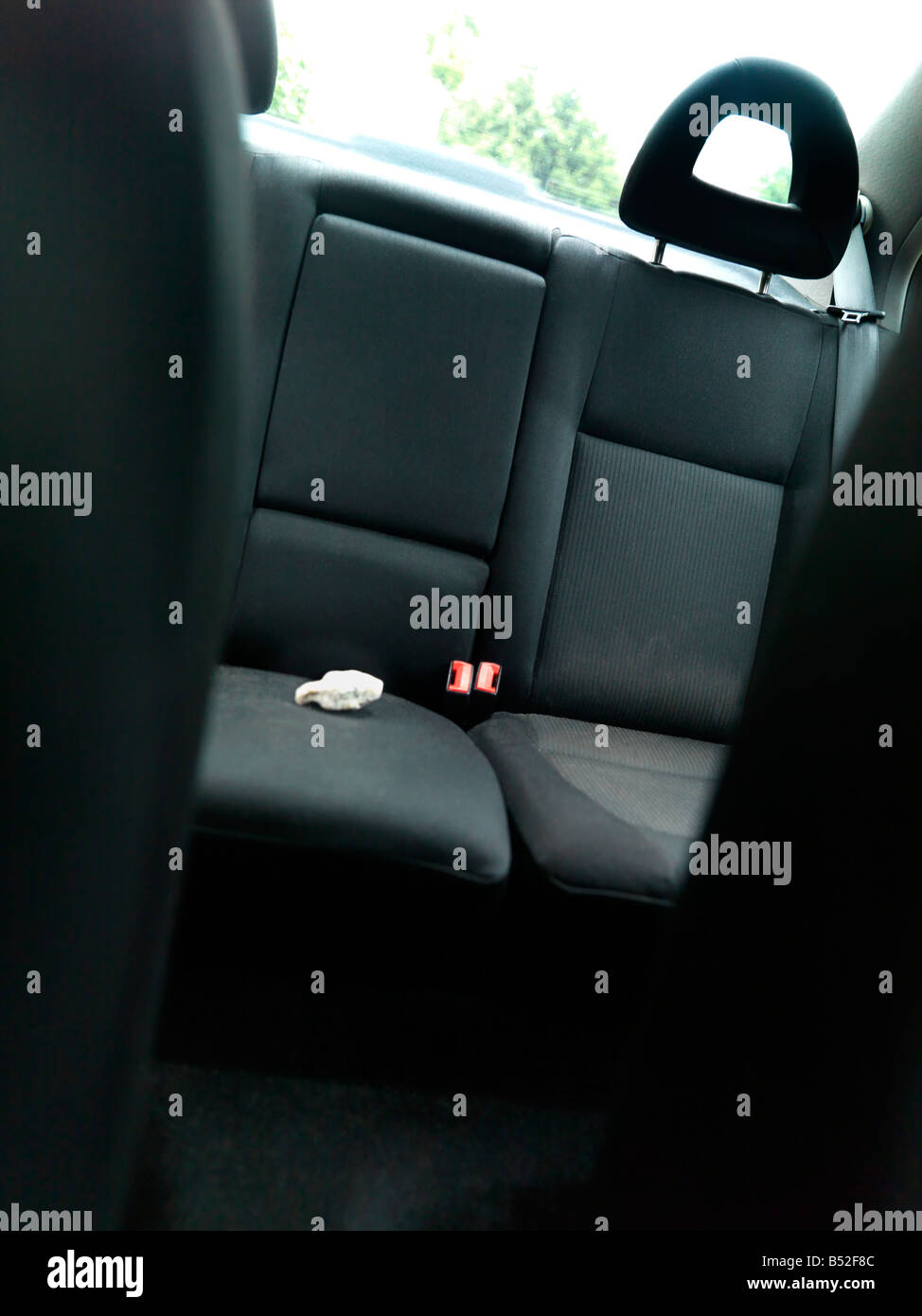 Sedili posteriori della vettura con pietra bianca sul sedile posteriore Foto Stock