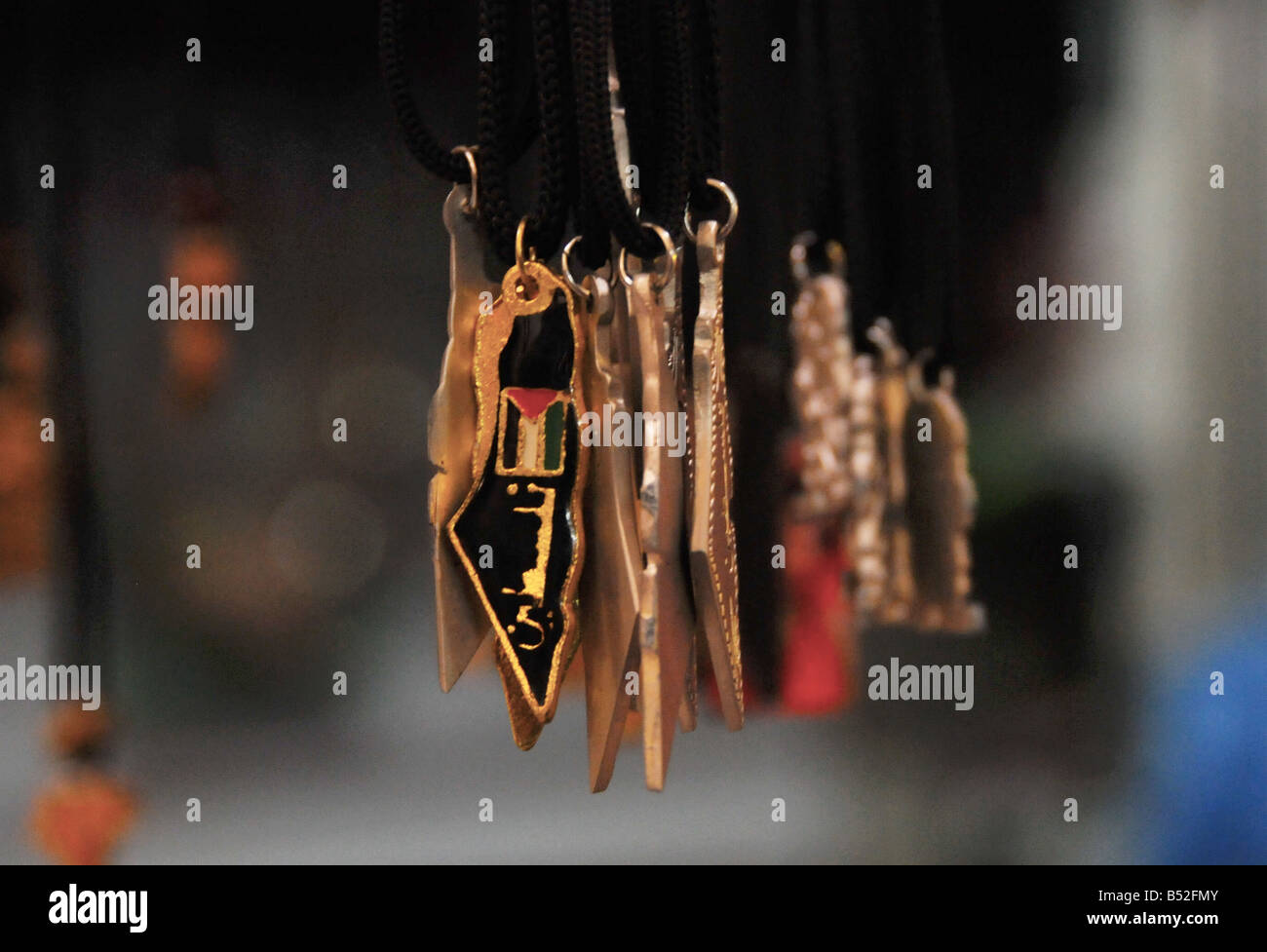 Ciondoli che mostra una mappa israeliana, adornata con una bandiera palestinese. In vendita in Gerusalemme la città vecchia. Foto Stock