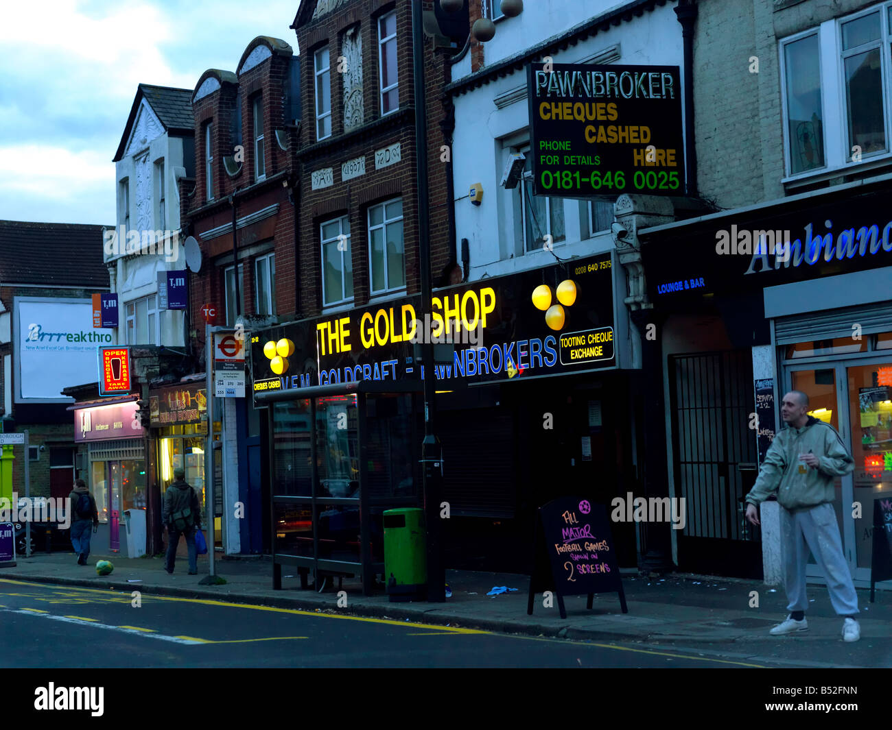 Tooting London Pawnbrokers e Bar uomo beve Foto Stock