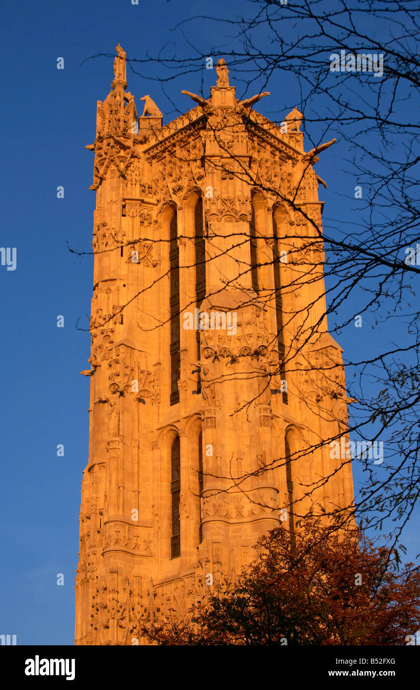 Tour St Jacques nel tardo pomeriggio la luce solare Parigi Francia Foto Stock