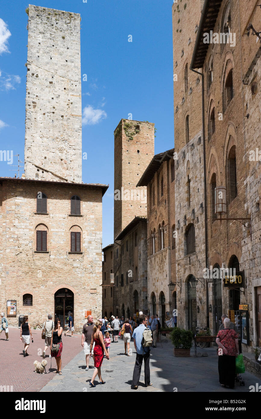 Torri storiche visto dalla Piazza del Duomo, San Gimignano, Toscana, Italia Foto Stock