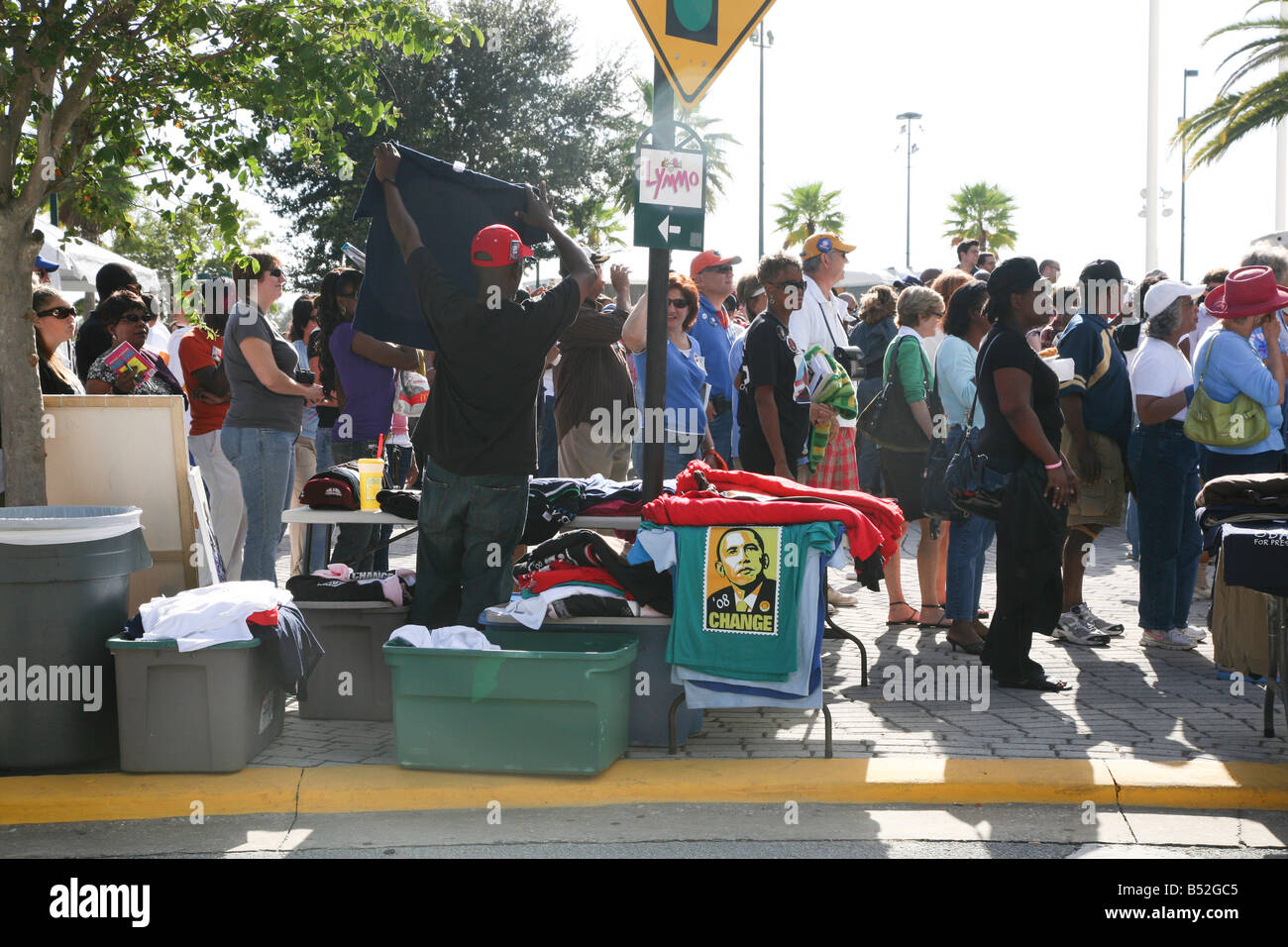 L'uomo vendita di Barack Obama t-shirt per la folla fuori del Obama presto votare a favore del cambiamento nel Rally di Orlando FL Foto Stock