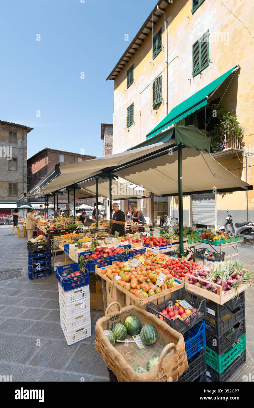 Mercato vicino a Piazza Vettovaglie nella città vecchia, Pisa, Toscana, Italia Foto Stock