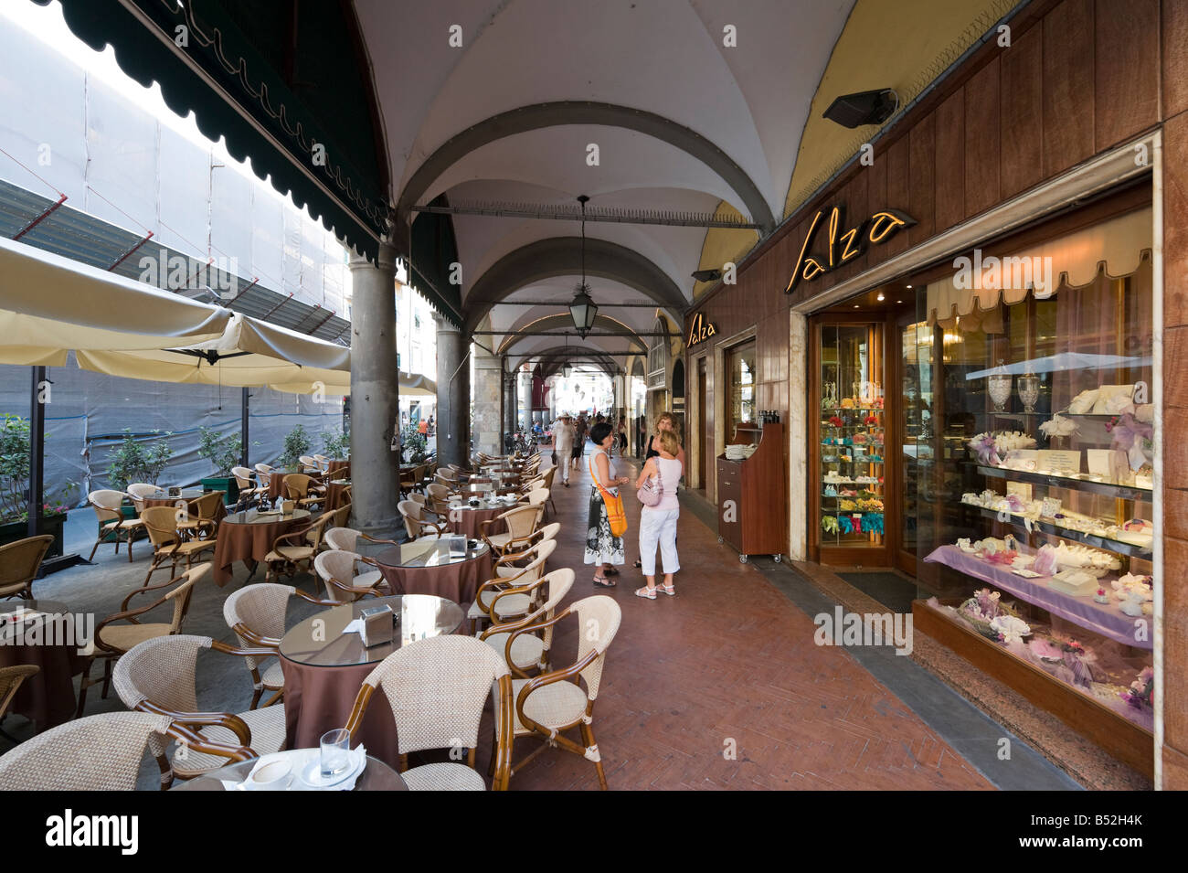 Negozi e ristoranti in un arcade nella città vecchia, Borgo Stretto, Pisa, Toscana, Italia Foto Stock