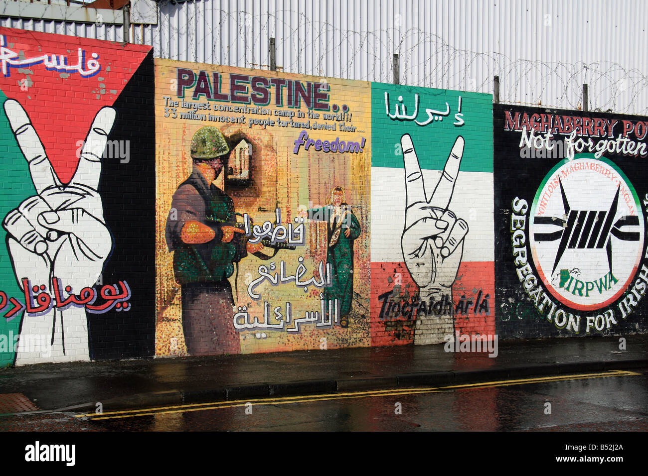 In prossimità di una sezione del "solidarietà" sulla parete Falls Road, Belfast, Irlanda del Nord. Foto Stock
