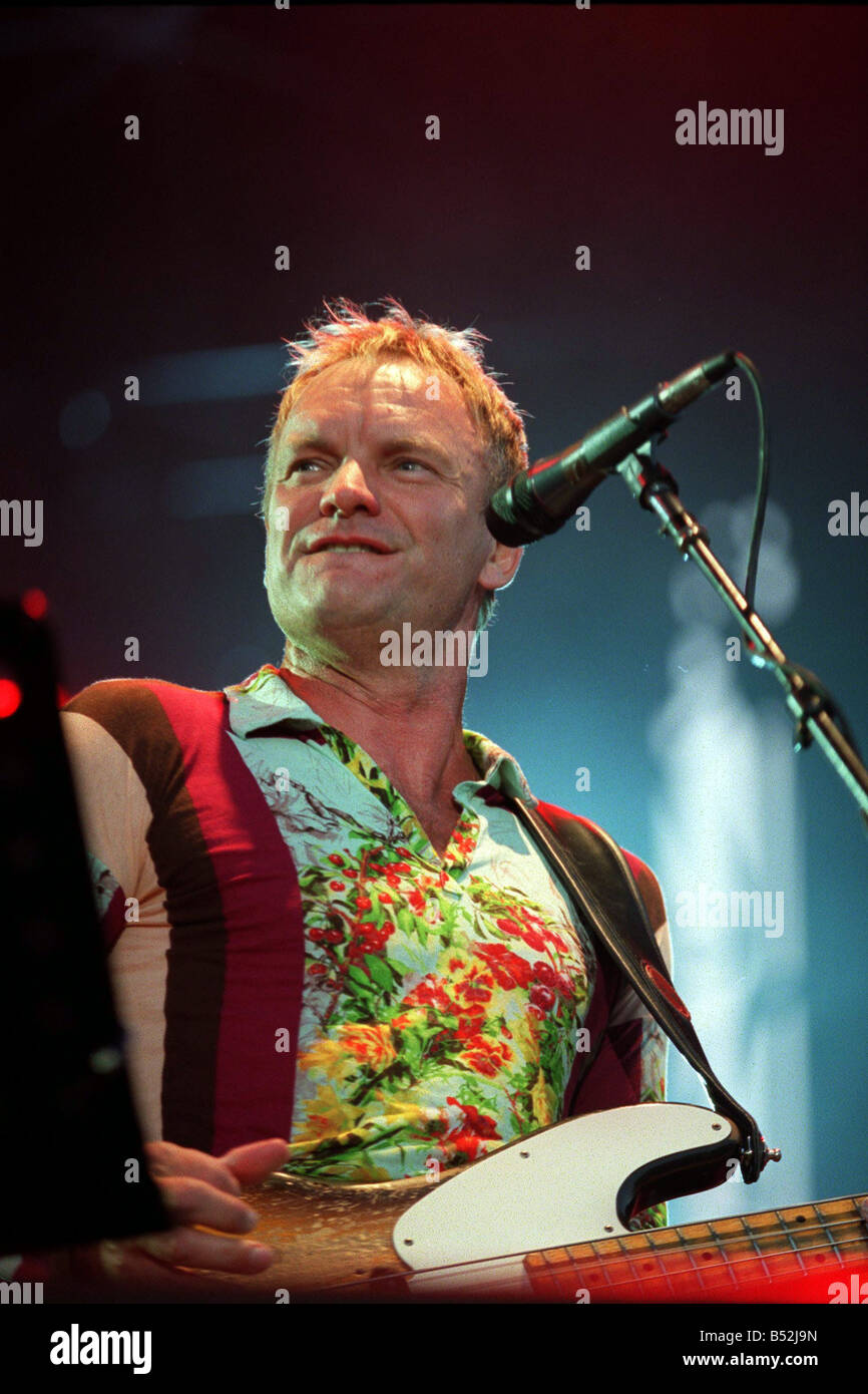 Sting nella foto il concerto presso il Castello di Cardiff il 27 luglio 2001 Western Mail e Echo immagine Copyright Foto Stock