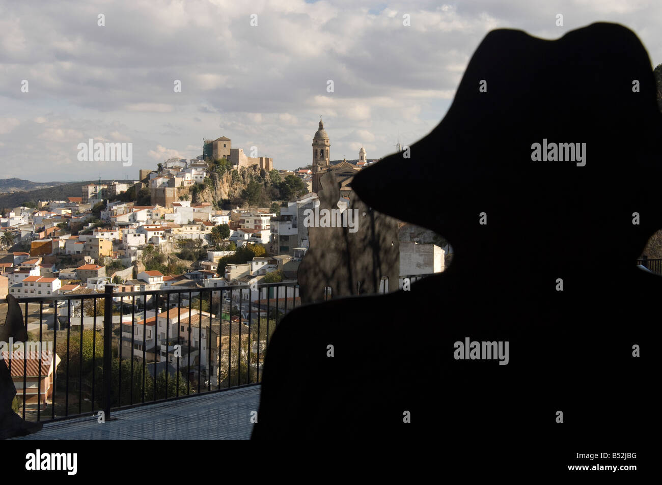 Spagna. A Loja in Andalusia questa figura nera non è un vero uomo. Centro storico in background. Foto Stock