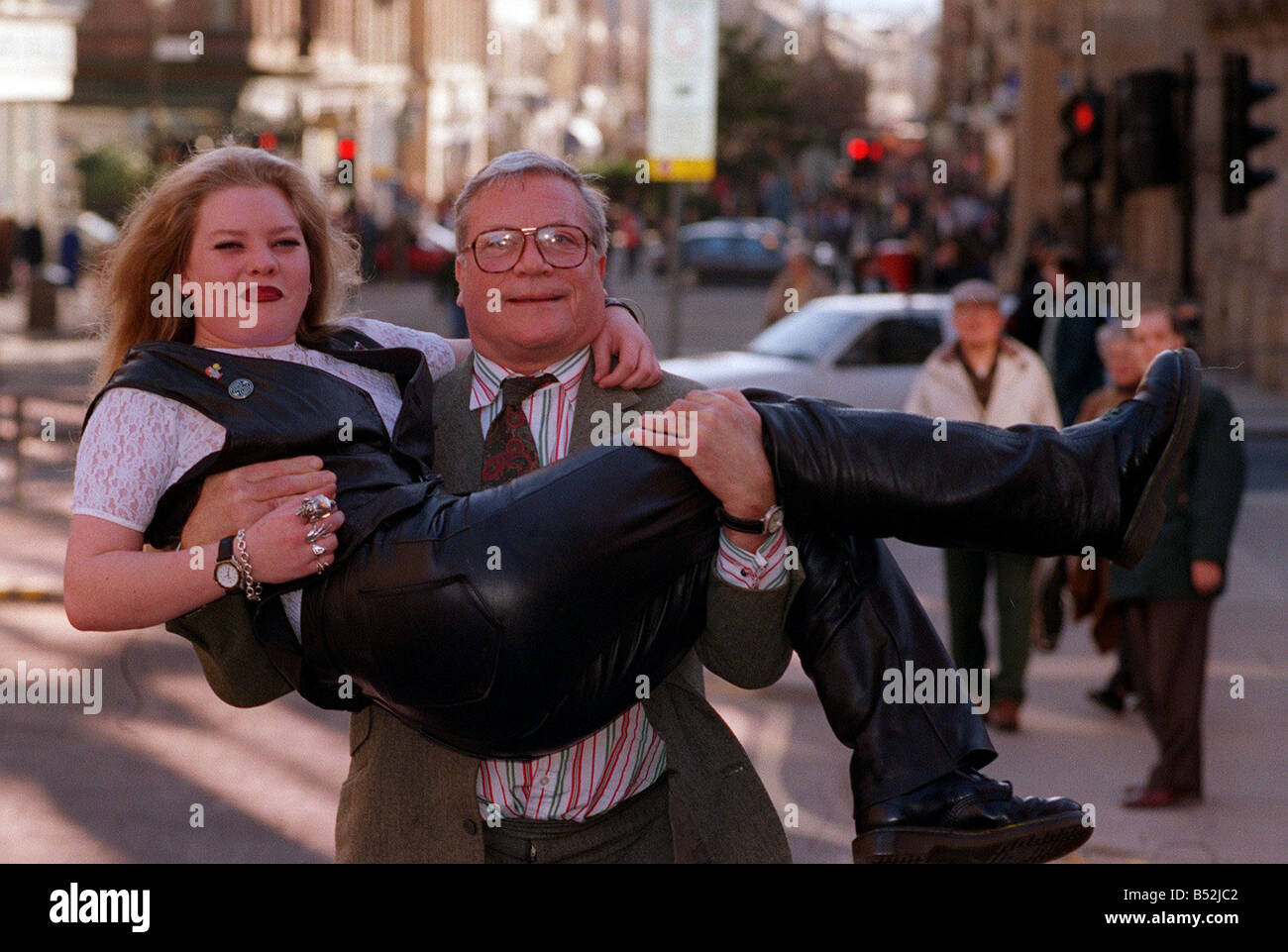 Oliver Reed attore star di film di Bruce sollevamento di giovane donna bionda Karen Bruce nelle sue braccia Foto Stock