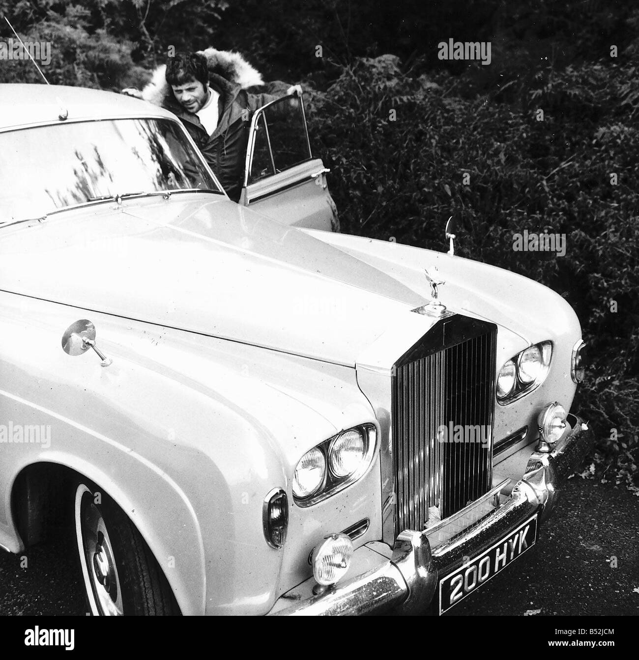 Oliver Reed con la sua Rolls Royce dopo Goblin caccia nel 1969 su Wimbledon Common Foto Stock